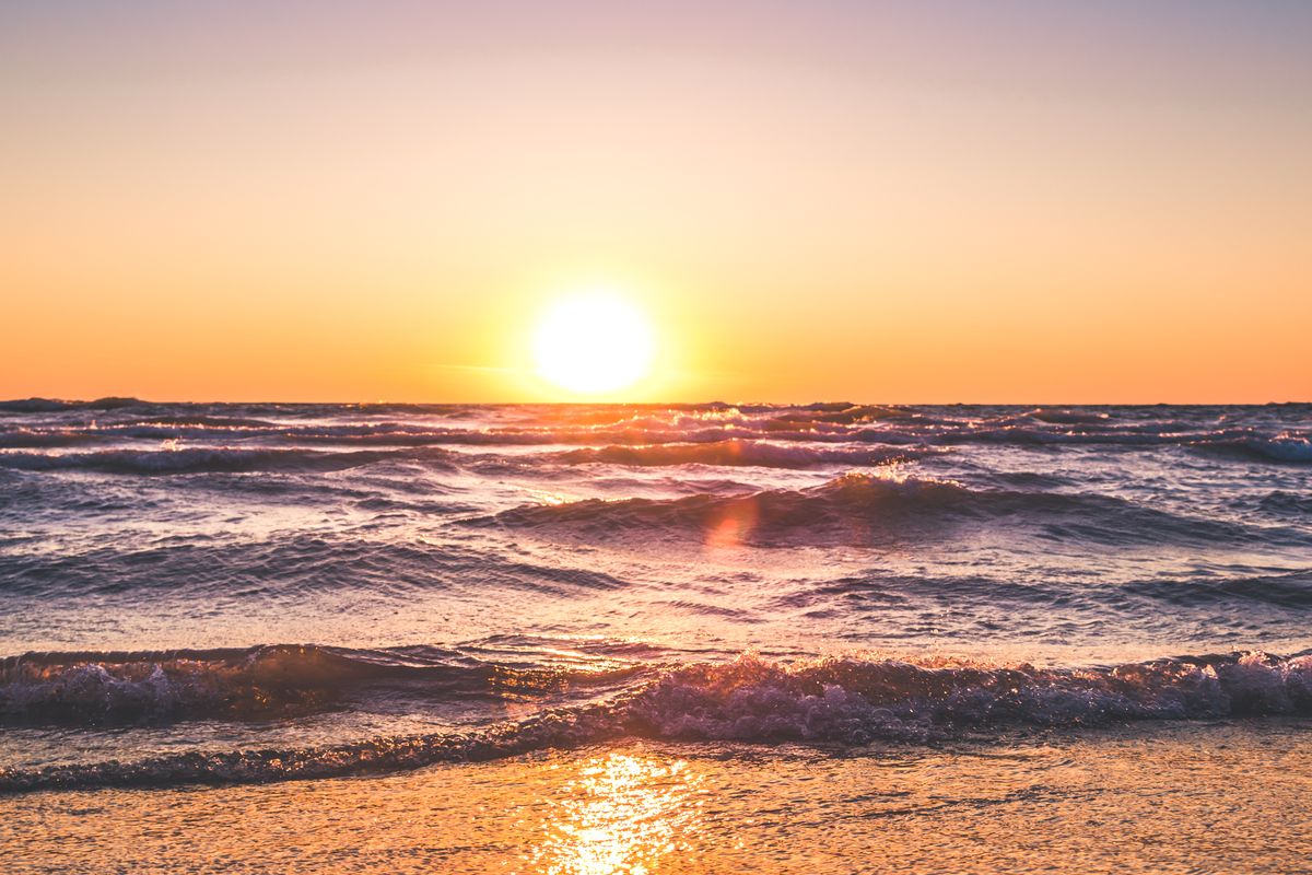 L'Océan — coucher de soleil sur les vagues